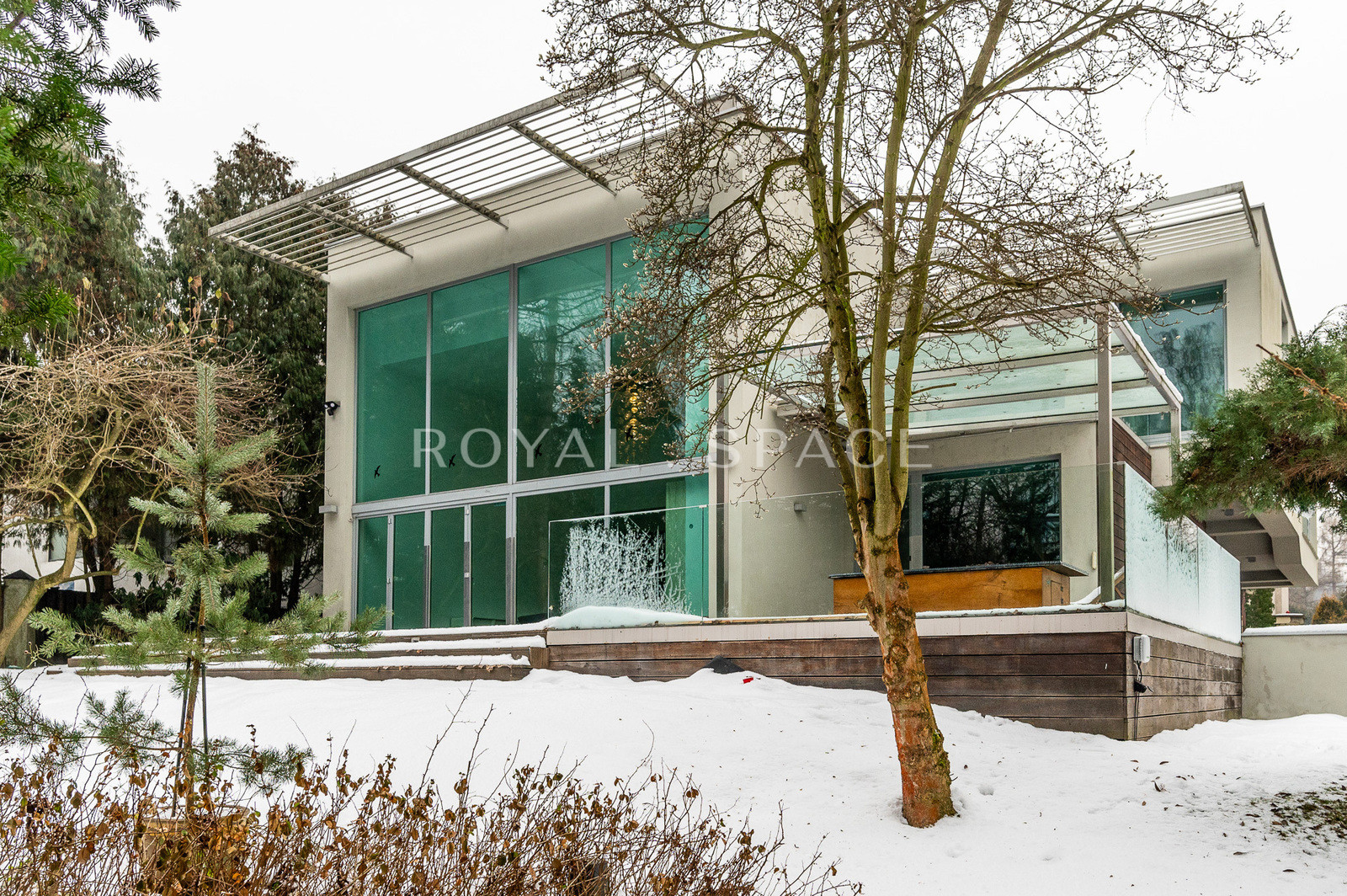 Розкішна вілла з садом та гаражем!