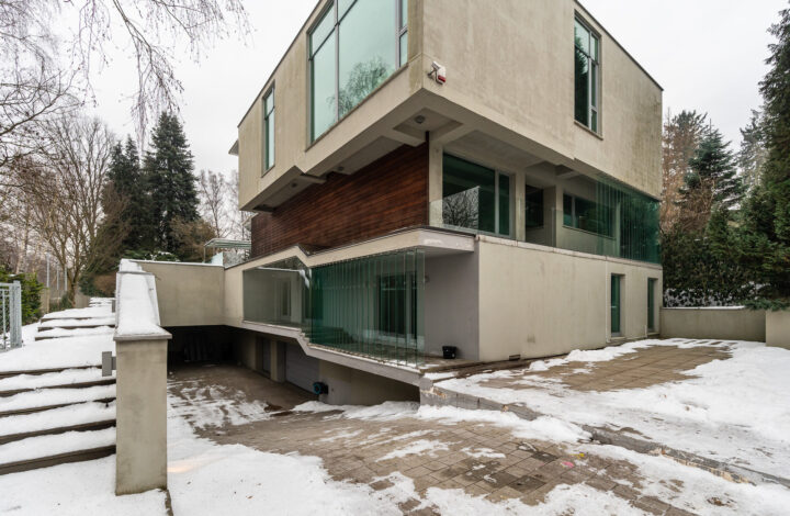 Розкішна вілла з садом та гаражем!