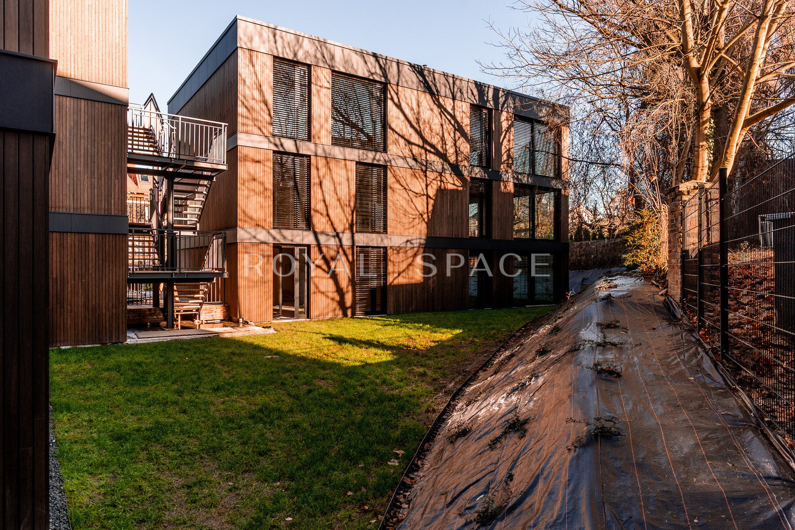 Nowoczesny apartament z ogrodem i przeszkleniami