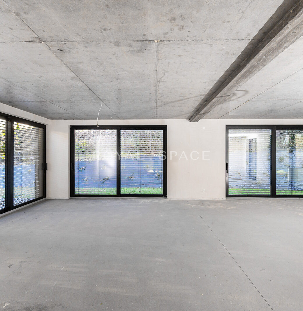 Nowoczesny apartament z ogrodem i przeszkleniami