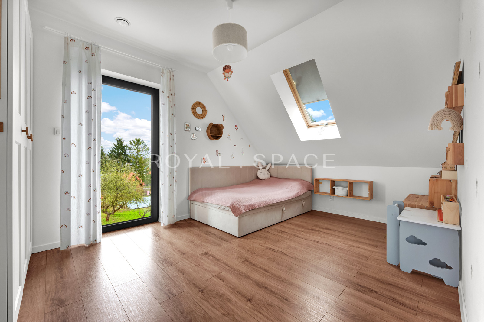 New unique house with a garden!