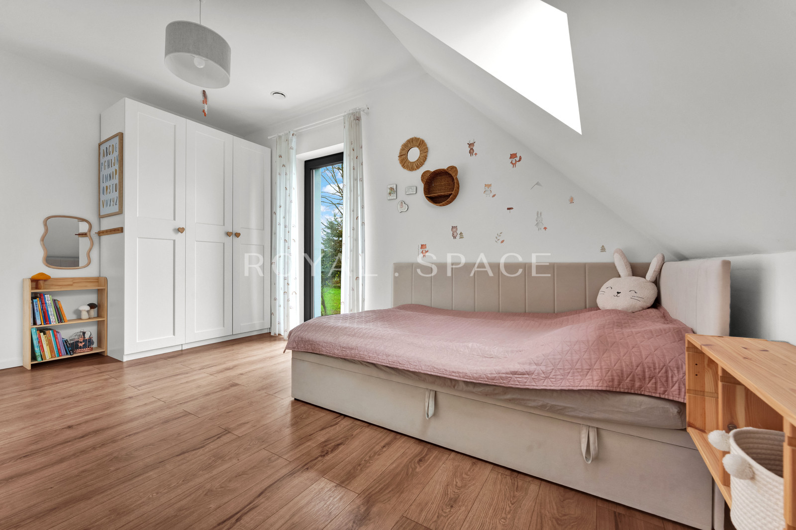 New unique house with a garden!