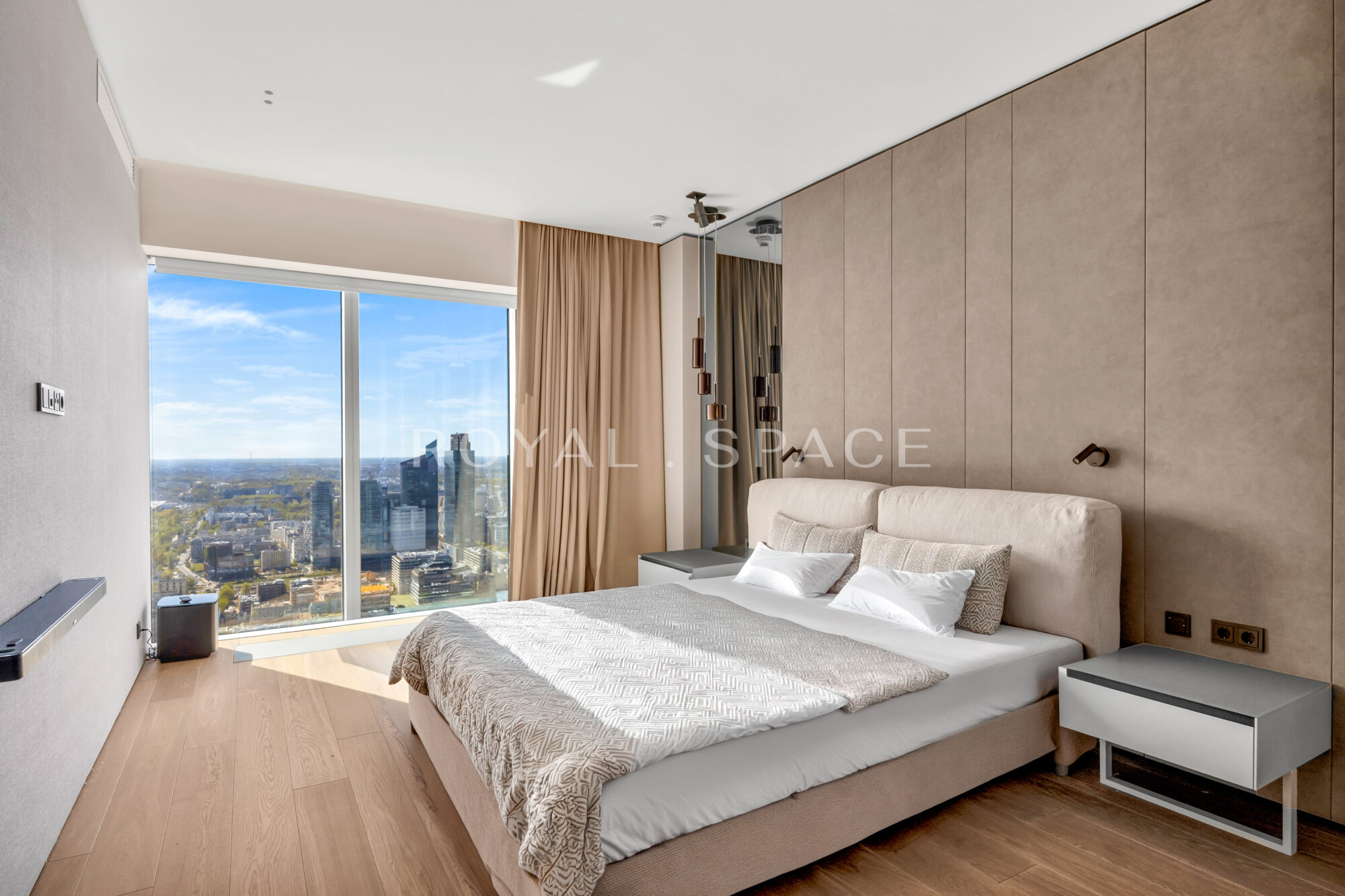 Złota 44 | Apartament z panoramicznym widokiem