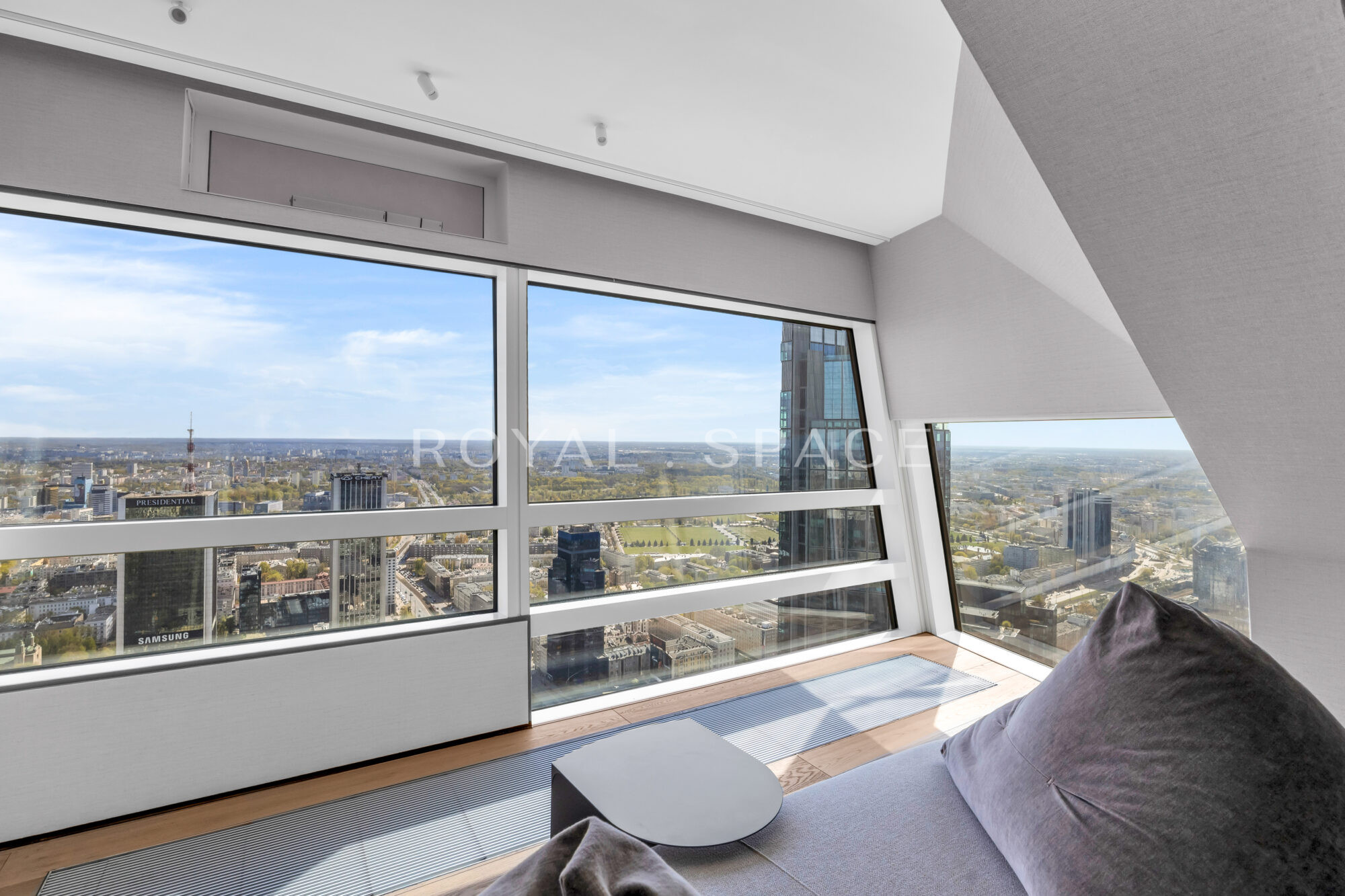 Złota 44 | Apartament z panoramicznym widokiem