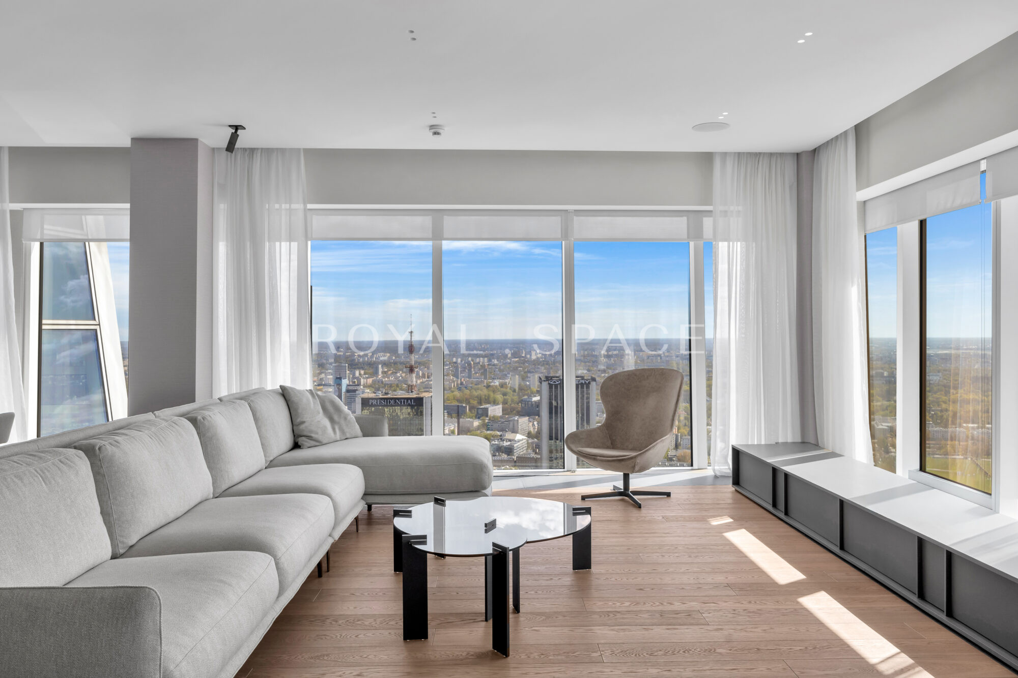 Złota 44 | Apartament z panoramicznym widokiem