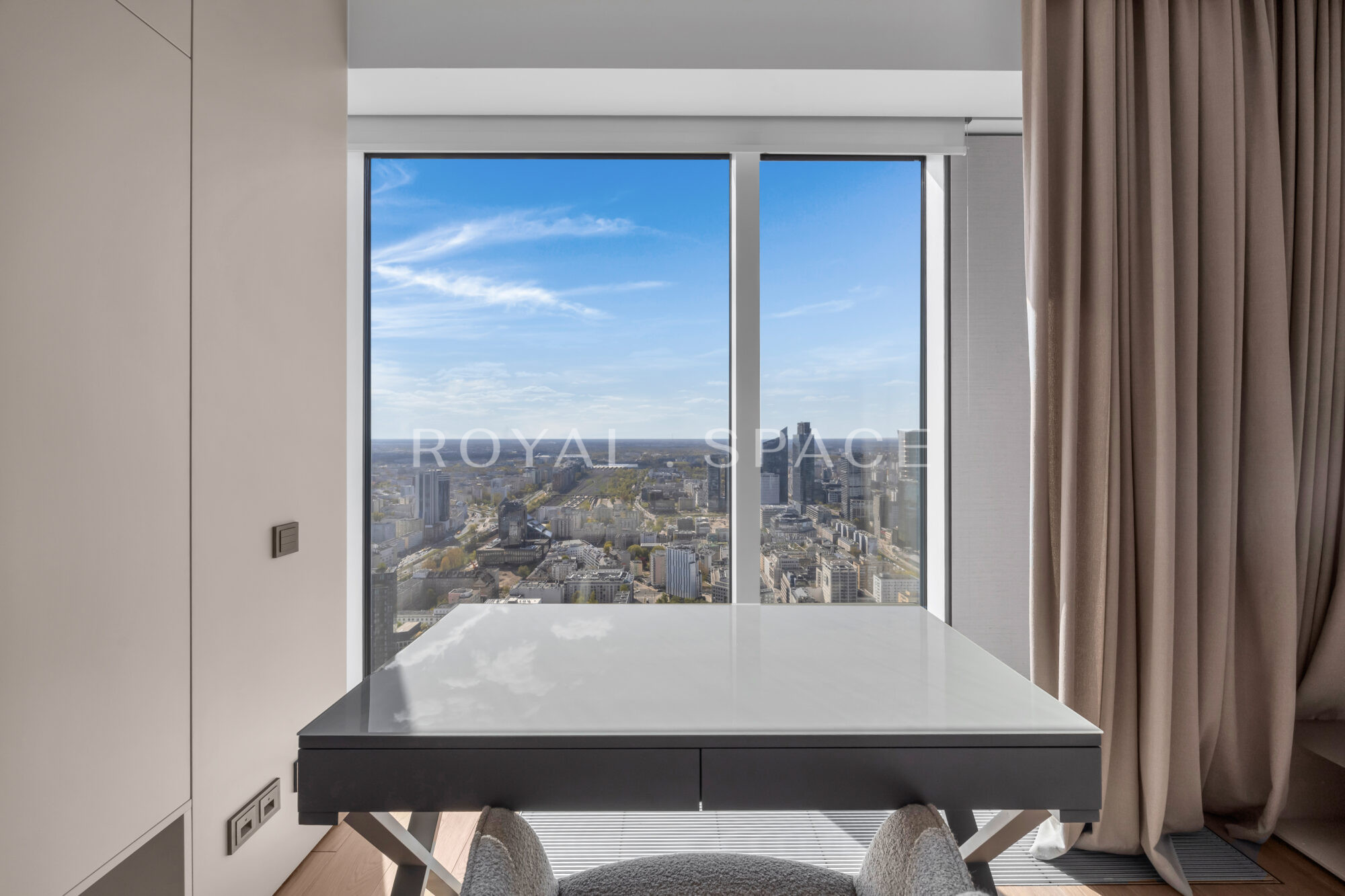 Złota 44 | Apartament z panoramicznym widokiem