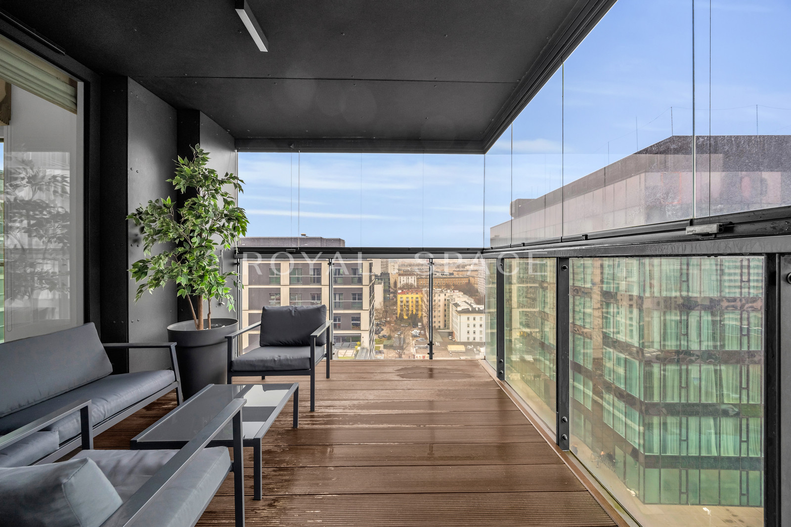Apartment on the 13th floor in Mennica Residence!