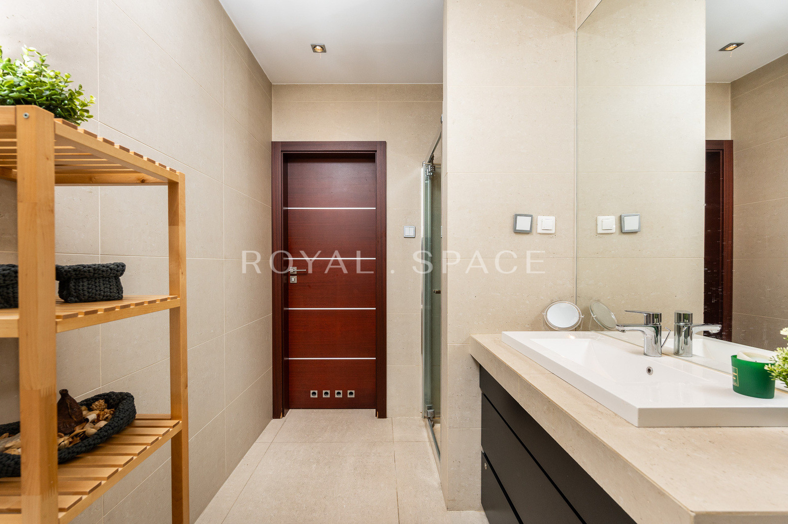 Spacious Apartment with a Private Garden!