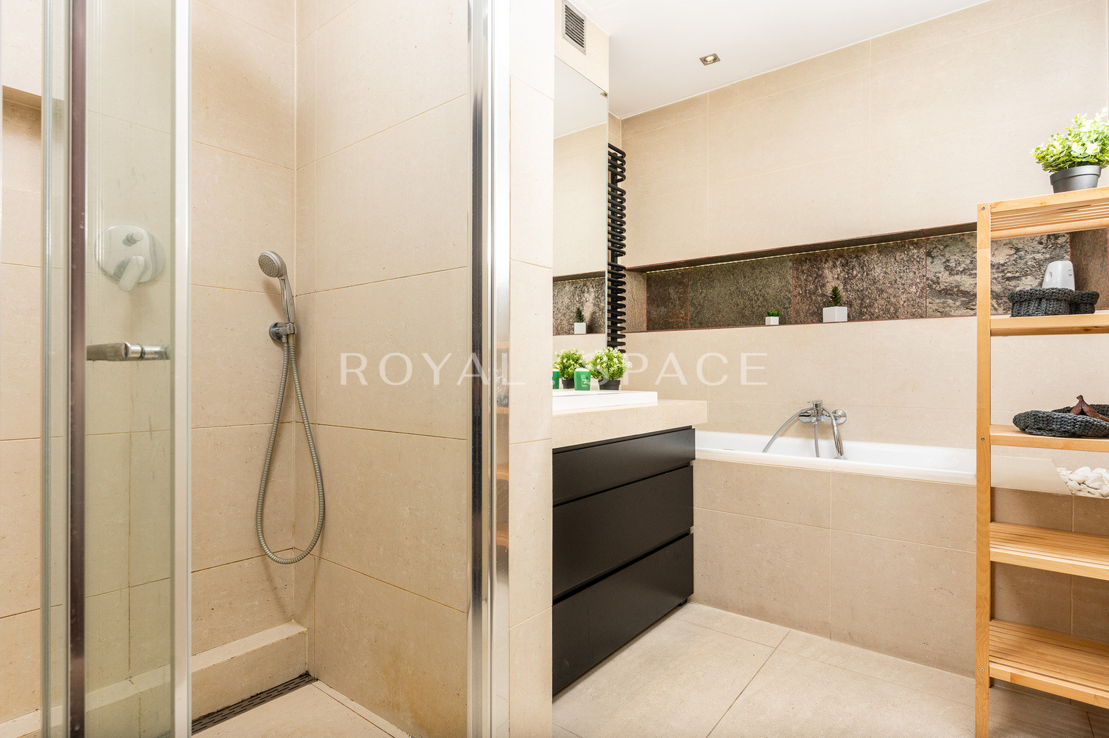 Spacious Apartment with a Private Garden!