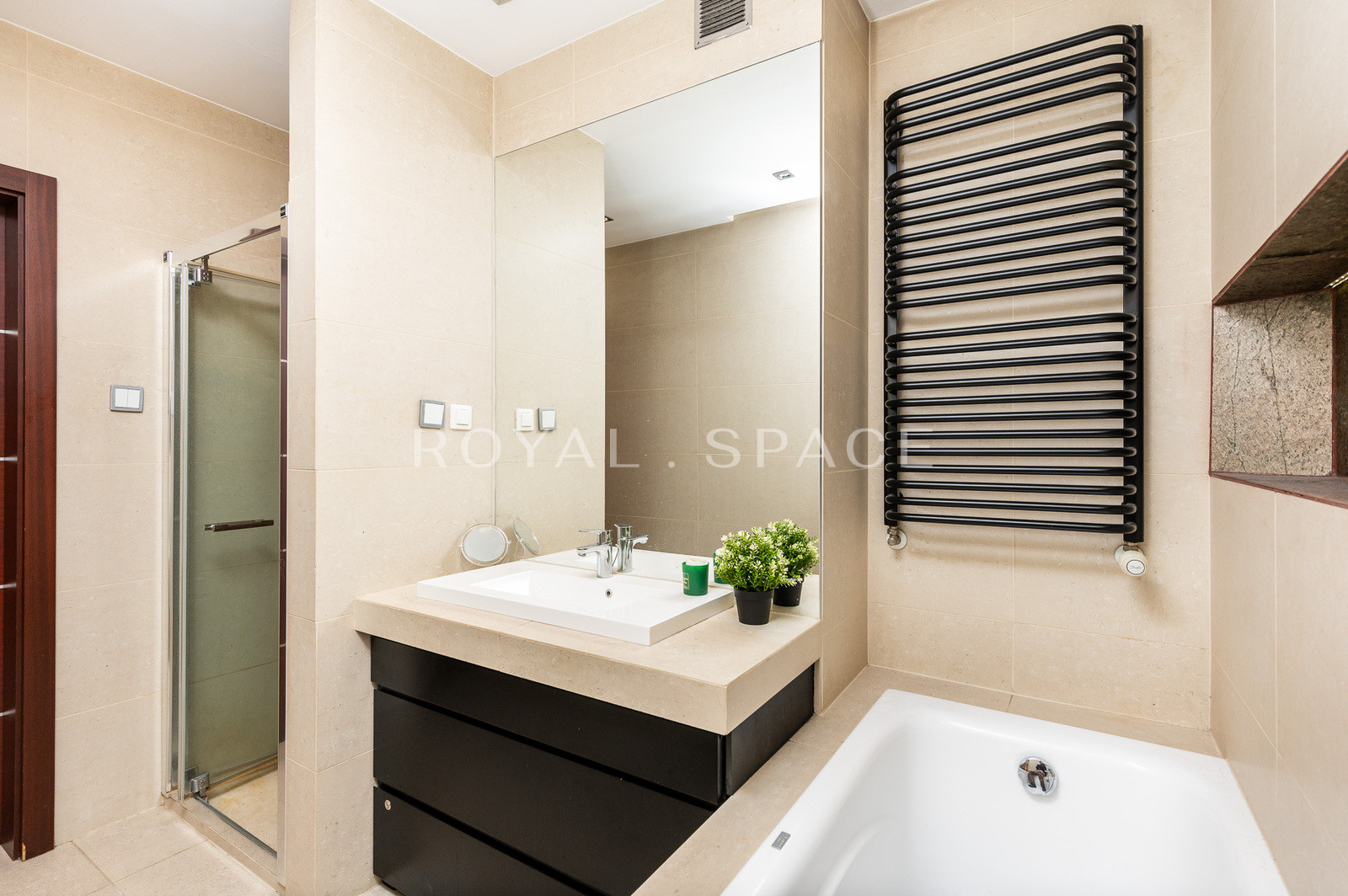 Spacious Apartment with a Private Garden!