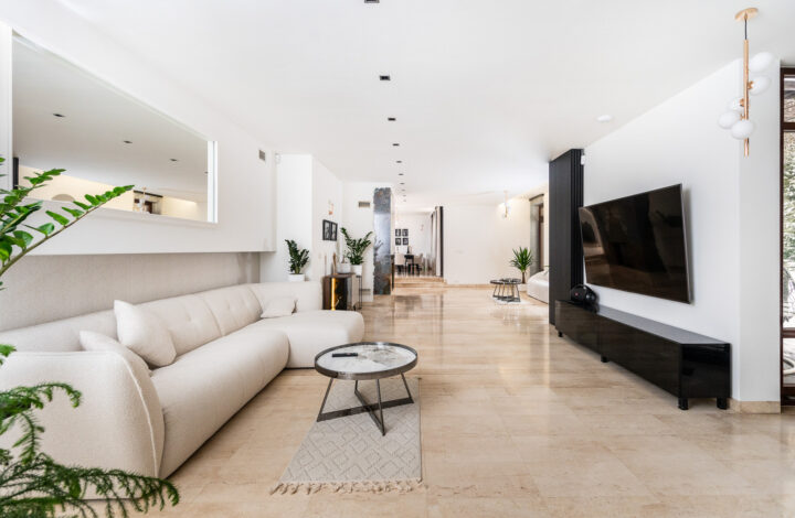 Luxury villa with jacuzzi, sauna and large garden