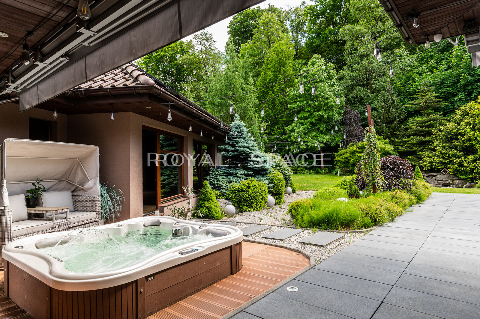 Luxury villa with jacuzzi, sauna and large garden