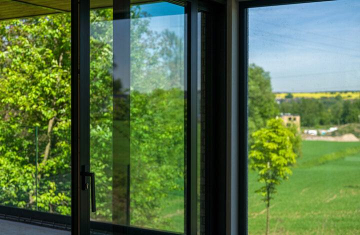 Dom z działką widokową otoczony zielenią