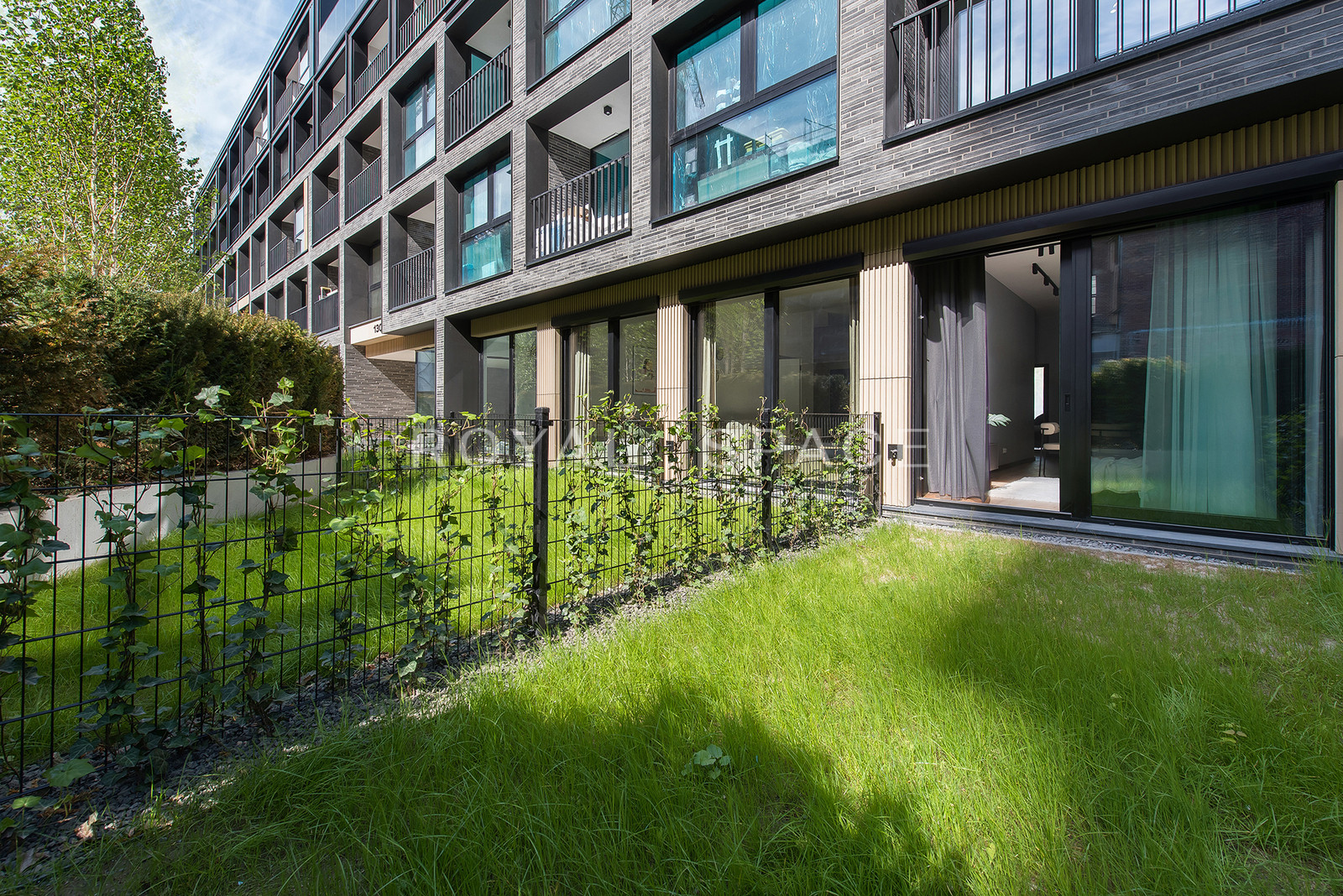 Stylish Apartment with Private Gardens | NOHO