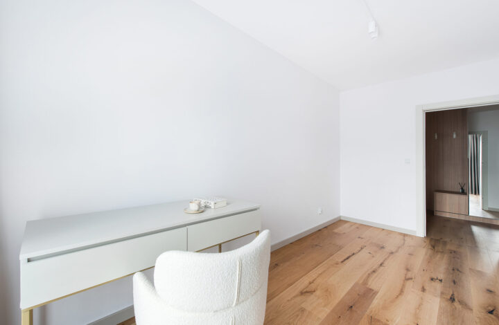 Jasny apartament z balkonem | Młyny Mogilska