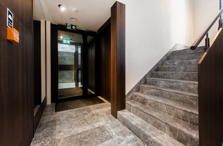 Jasny apartament z balkonem | Młyny Mogilska