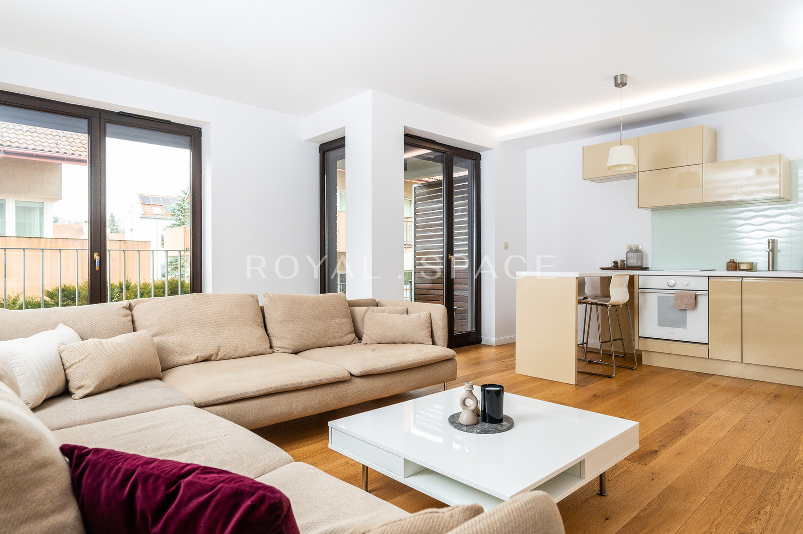Comfortable 2-room apartment with walk-in closet!