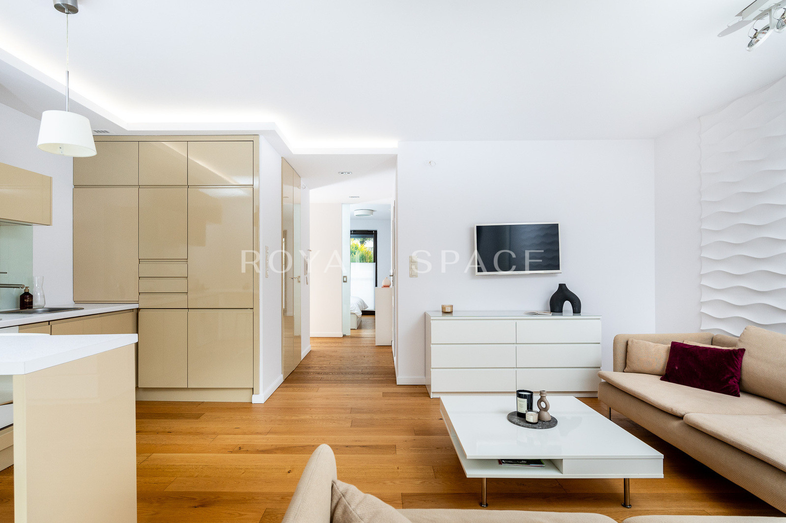 Comfortable 2-room apartment with walk-in closet!
