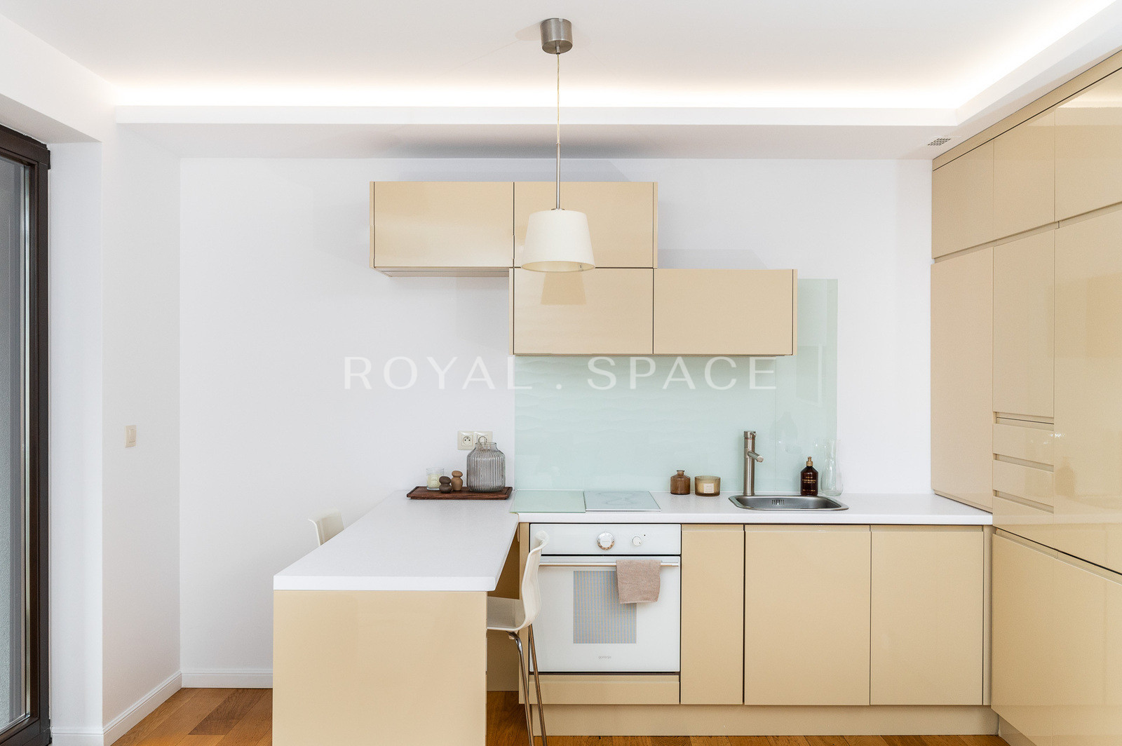 Comfortable 2-room apartment with walk-in closet!