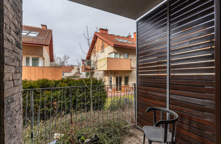 Comfortable 2-room apartment with walk-in closet!
