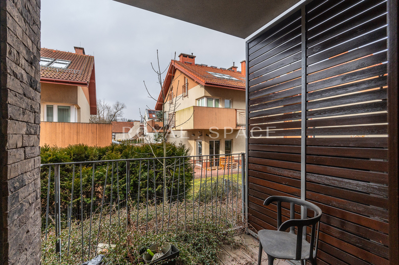 Comfortable 2-room apartment with walk-in closet!