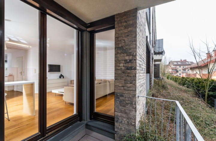 Comfortable 2-room apartment with walk-in closet!