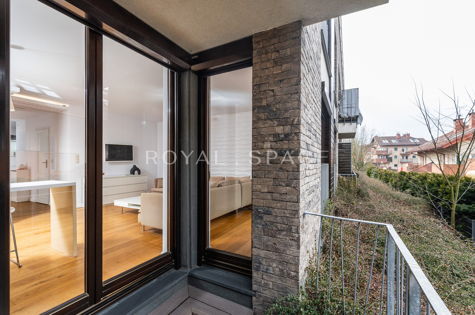 Comfortable 2-room apartment with walk-in closet!