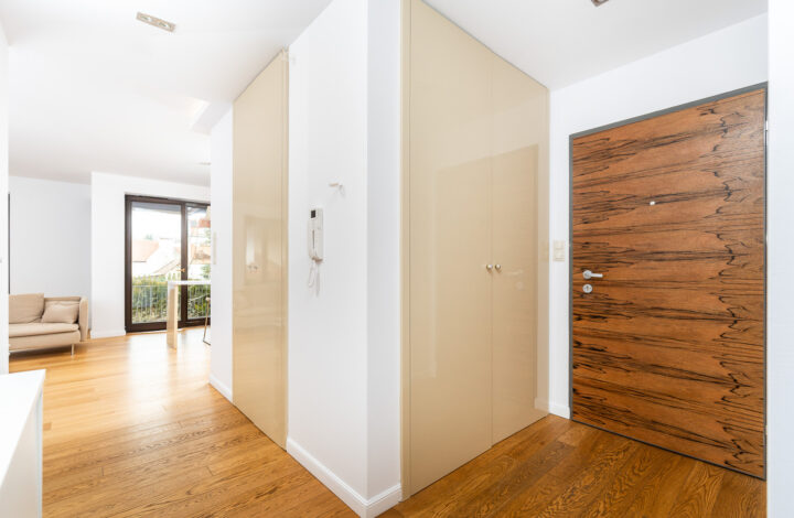Comfortable 2-room apartment with walk-in closet!