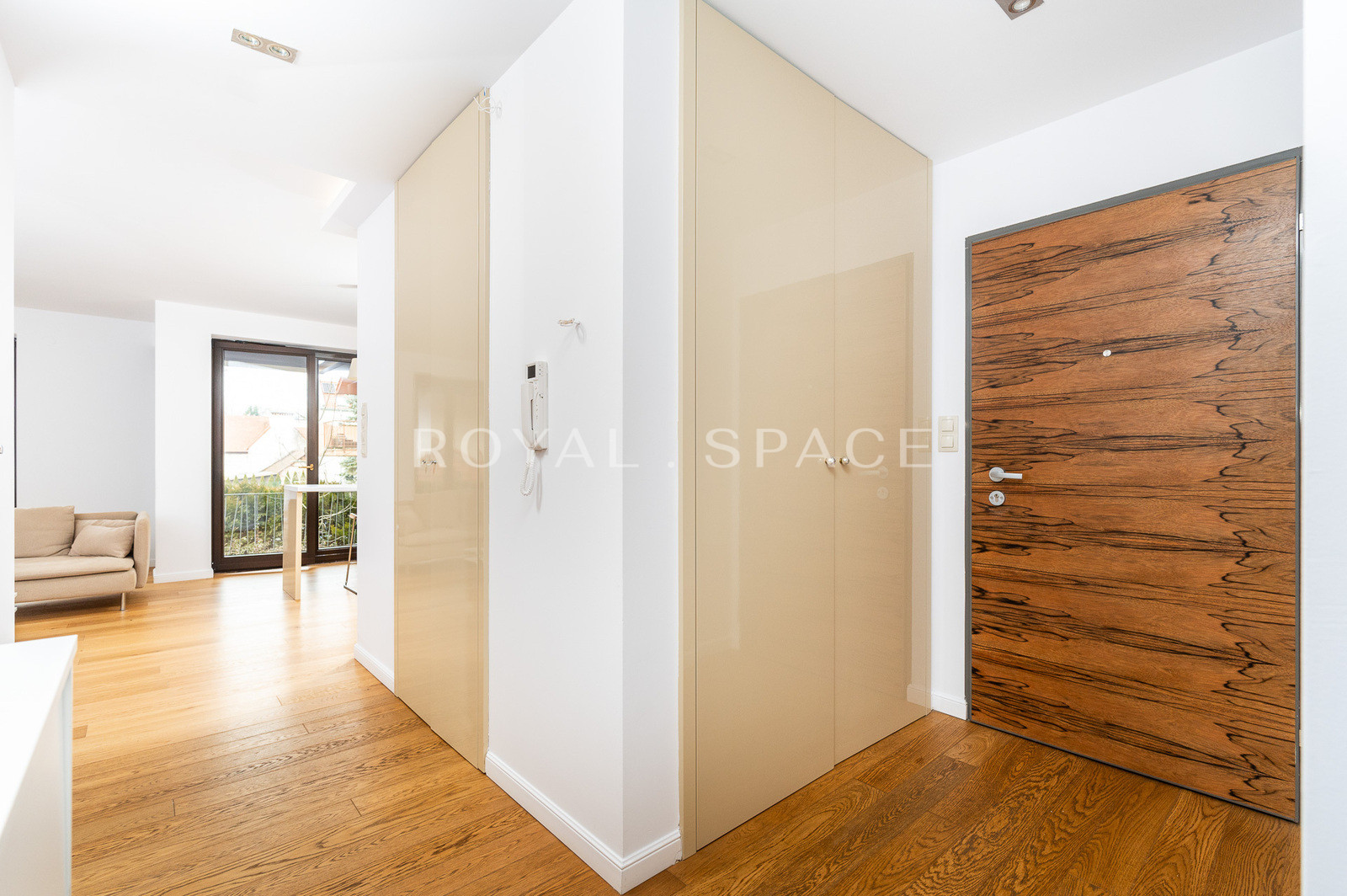Comfortable 2-room apartment with walk-in closet!