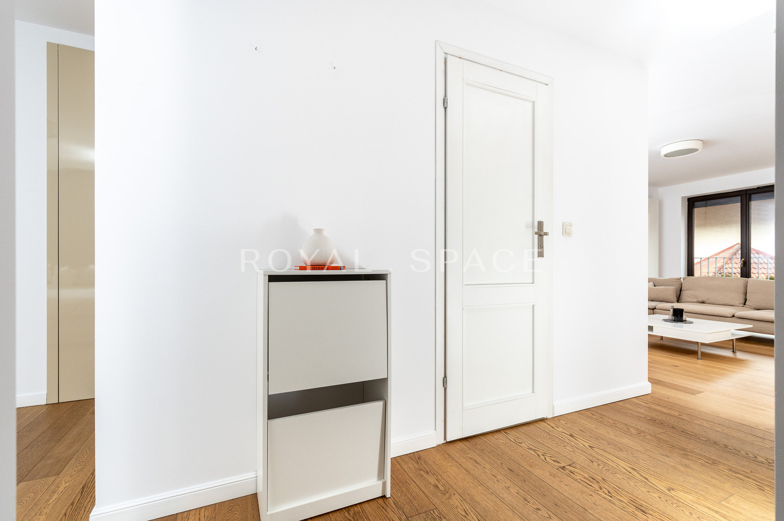 Comfortable 2-room apartment with walk-in closet!