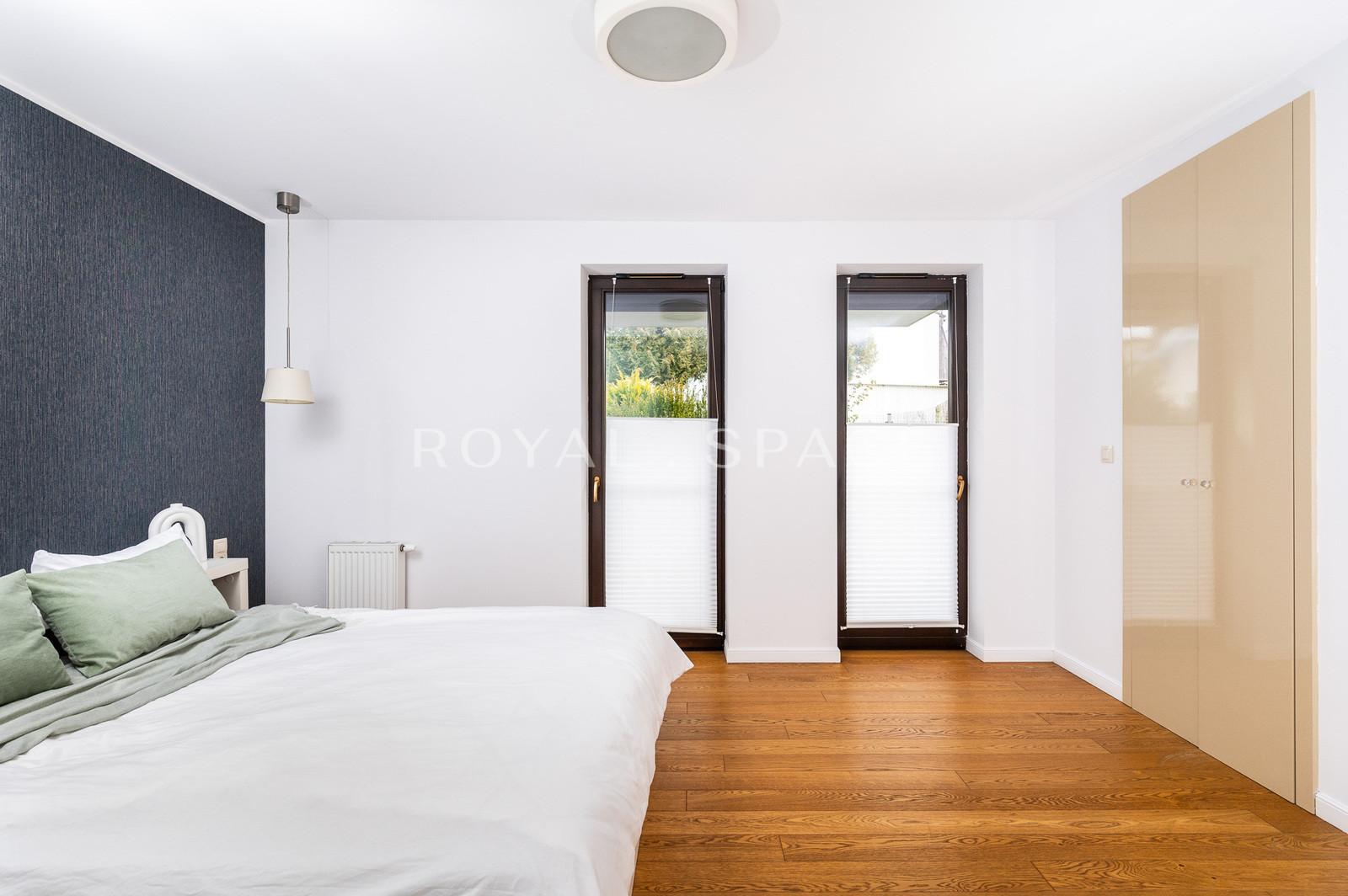 Comfortable 2-room apartment with walk-in closet!