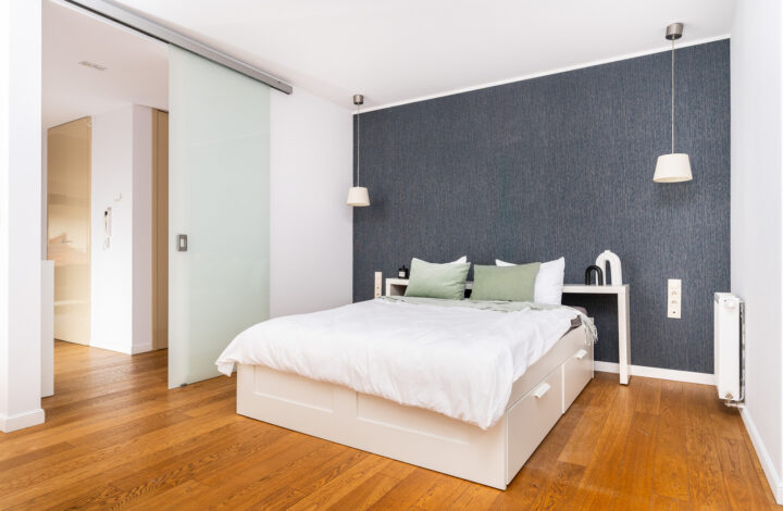 Comfortable 2-room apartment with walk-in closet!