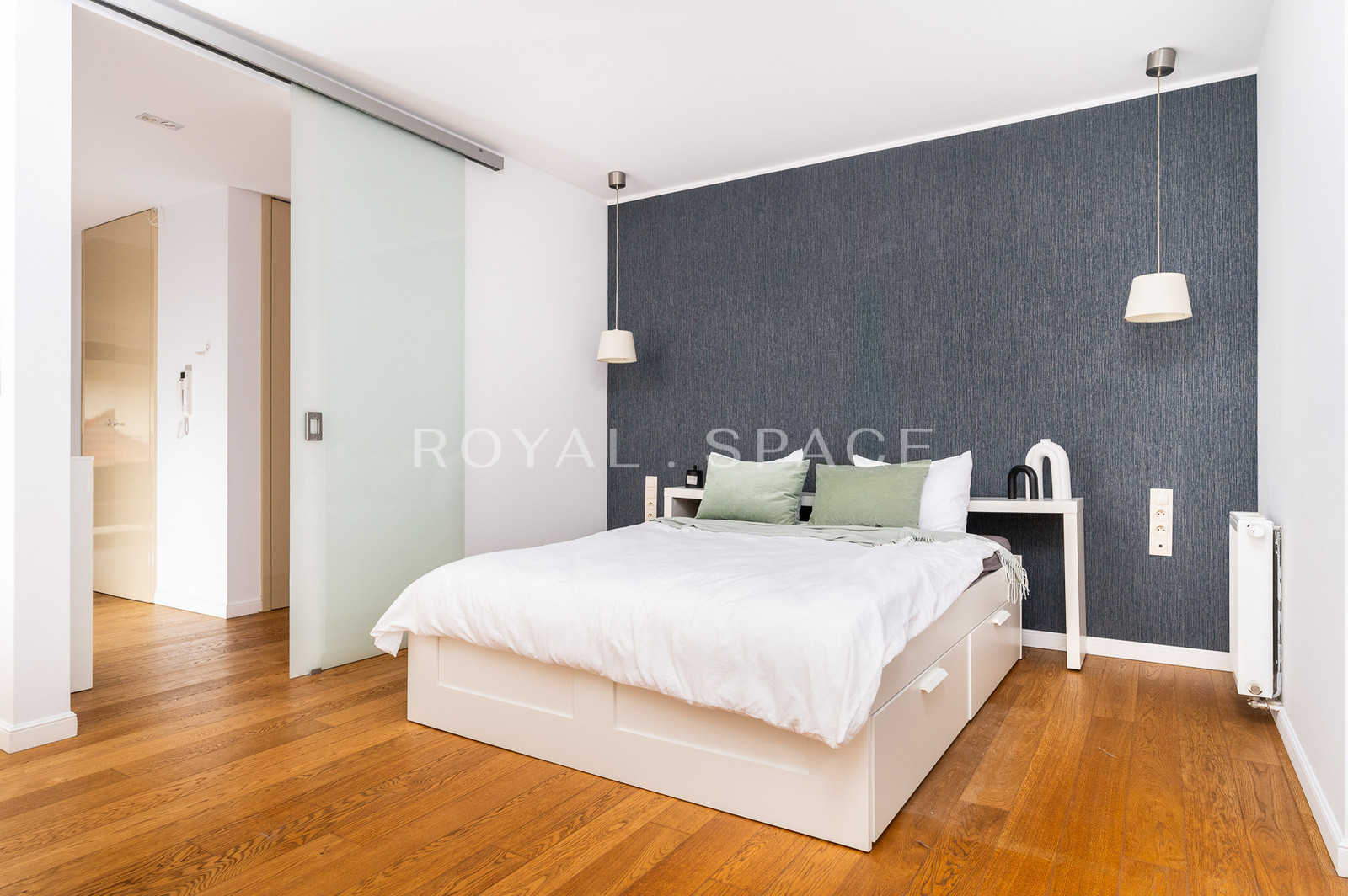 Comfortable 2-room apartment with walk-in closet!