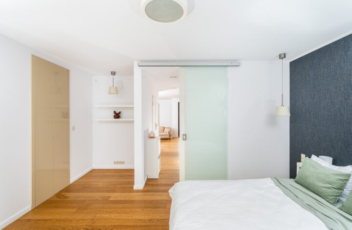 Comfortable 2-room apartment with walk-in closet!