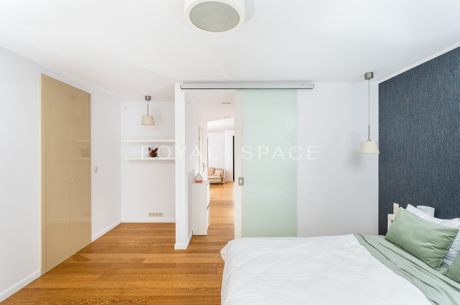 Comfortable 2-room apartment with walk-in closet!