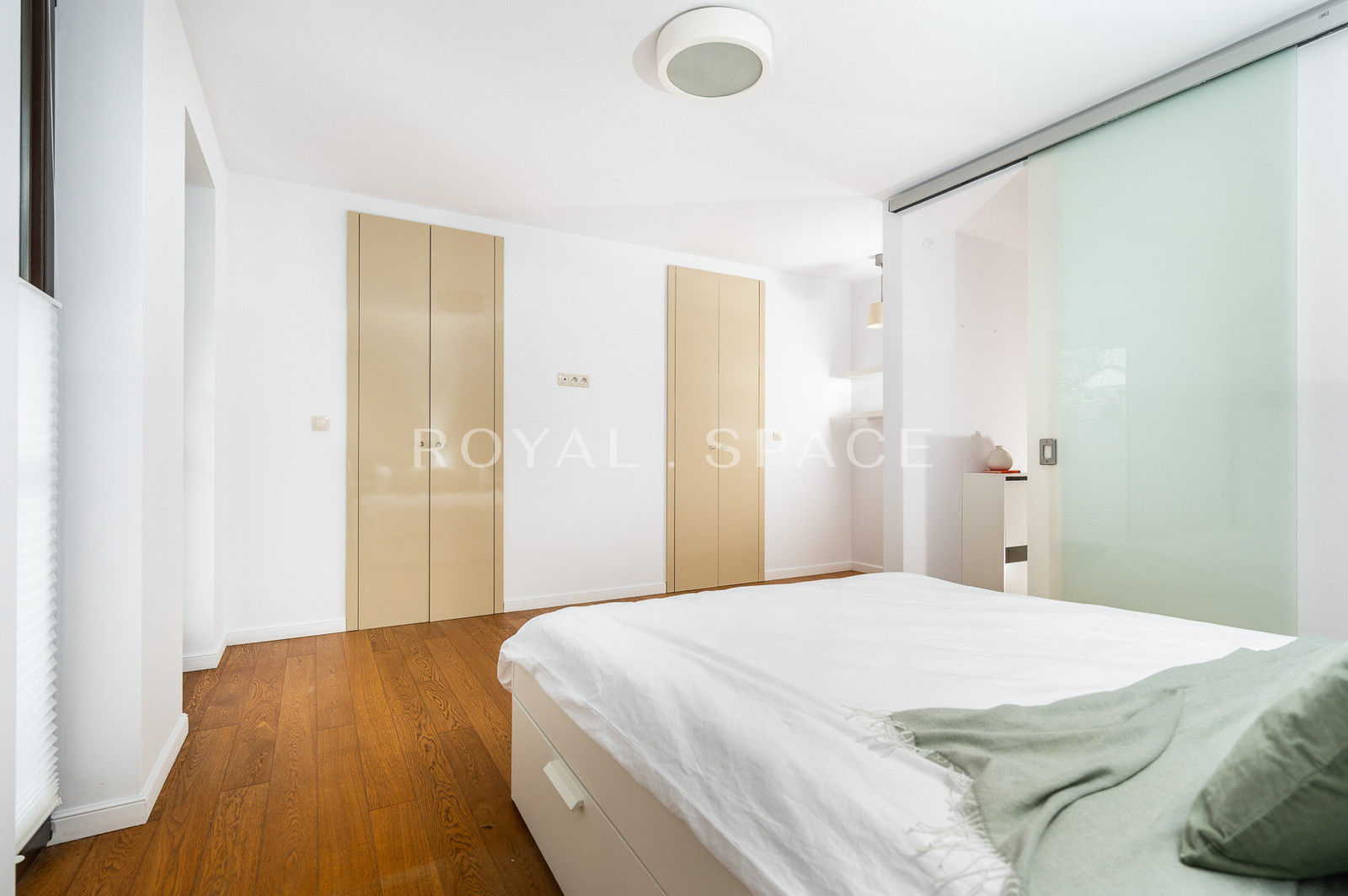 Comfortable 2-room apartment with walk-in closet!