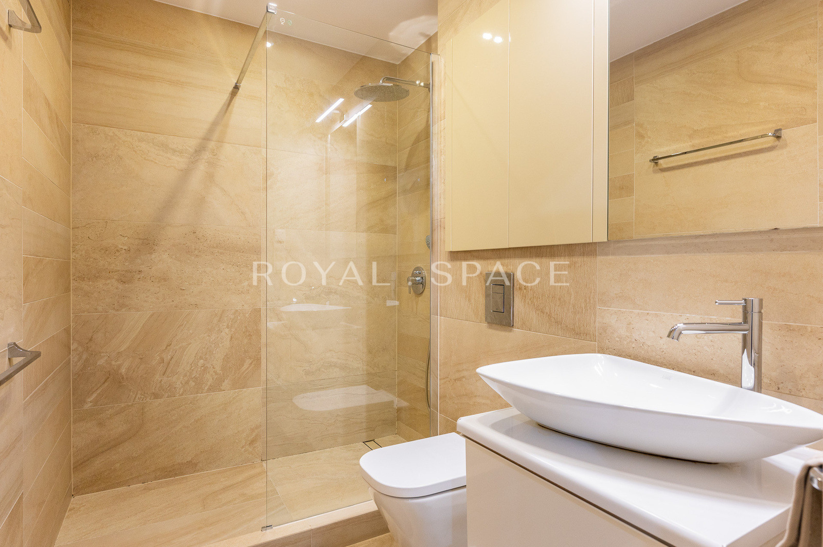 Comfortable 2-room apartment with walk-in closet!