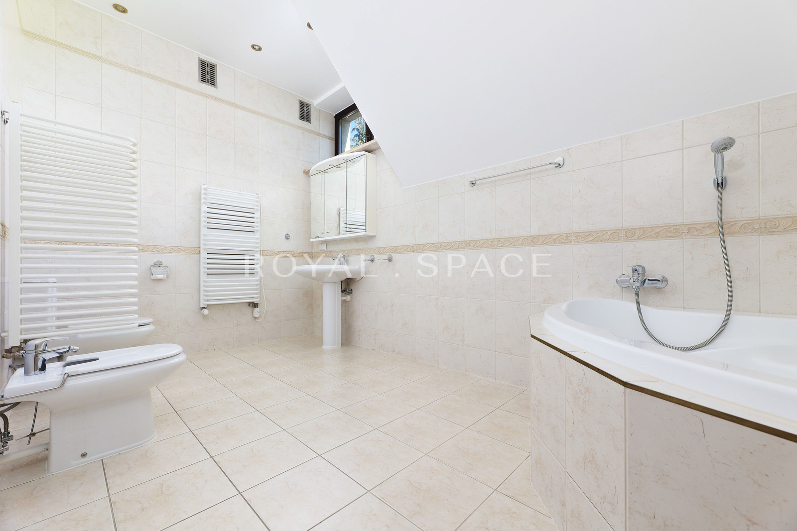 Spacious house in the center of Wola Justowska!