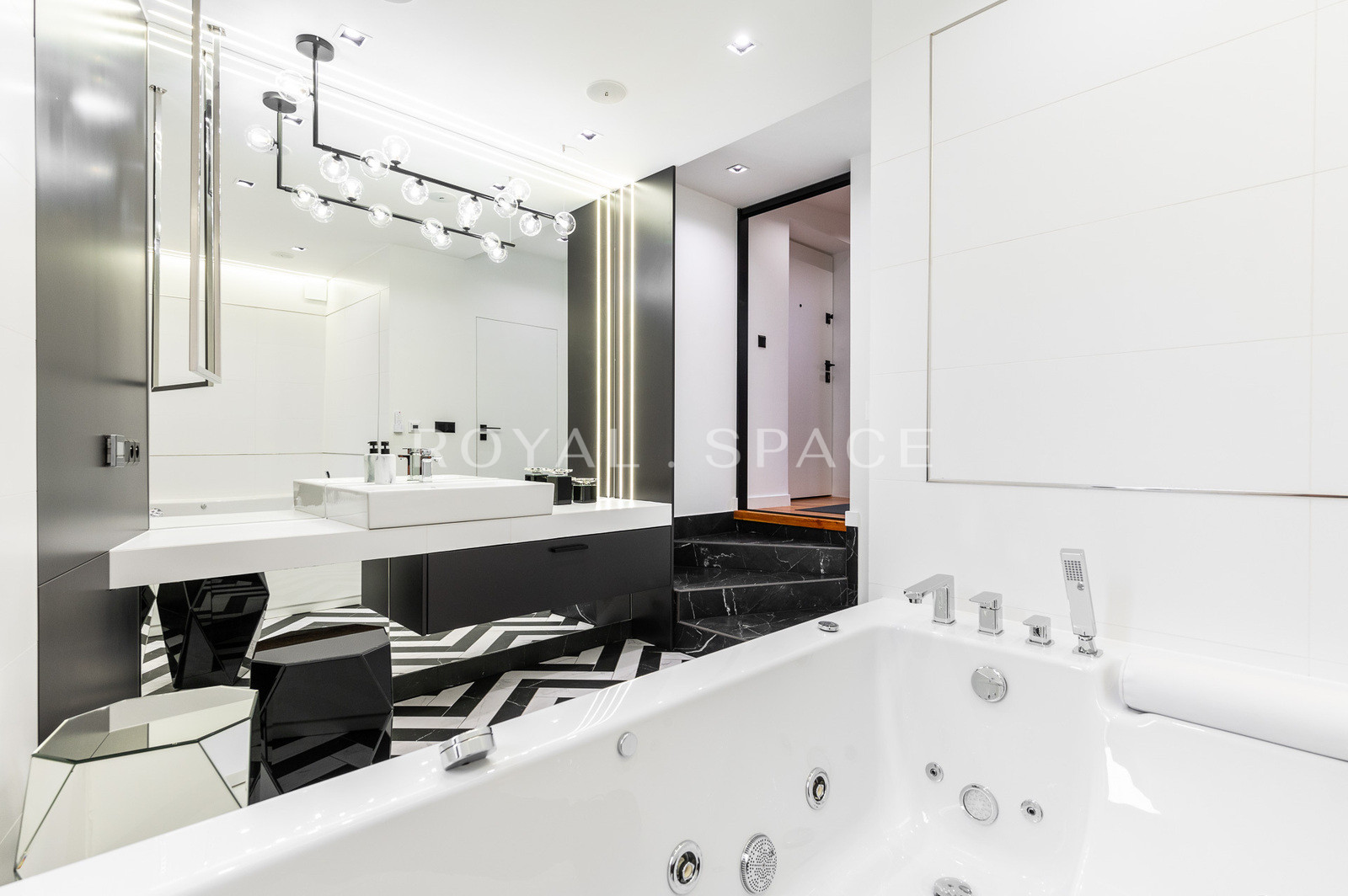 Designer Apt | City centre | Sauna and Jacuzzi!