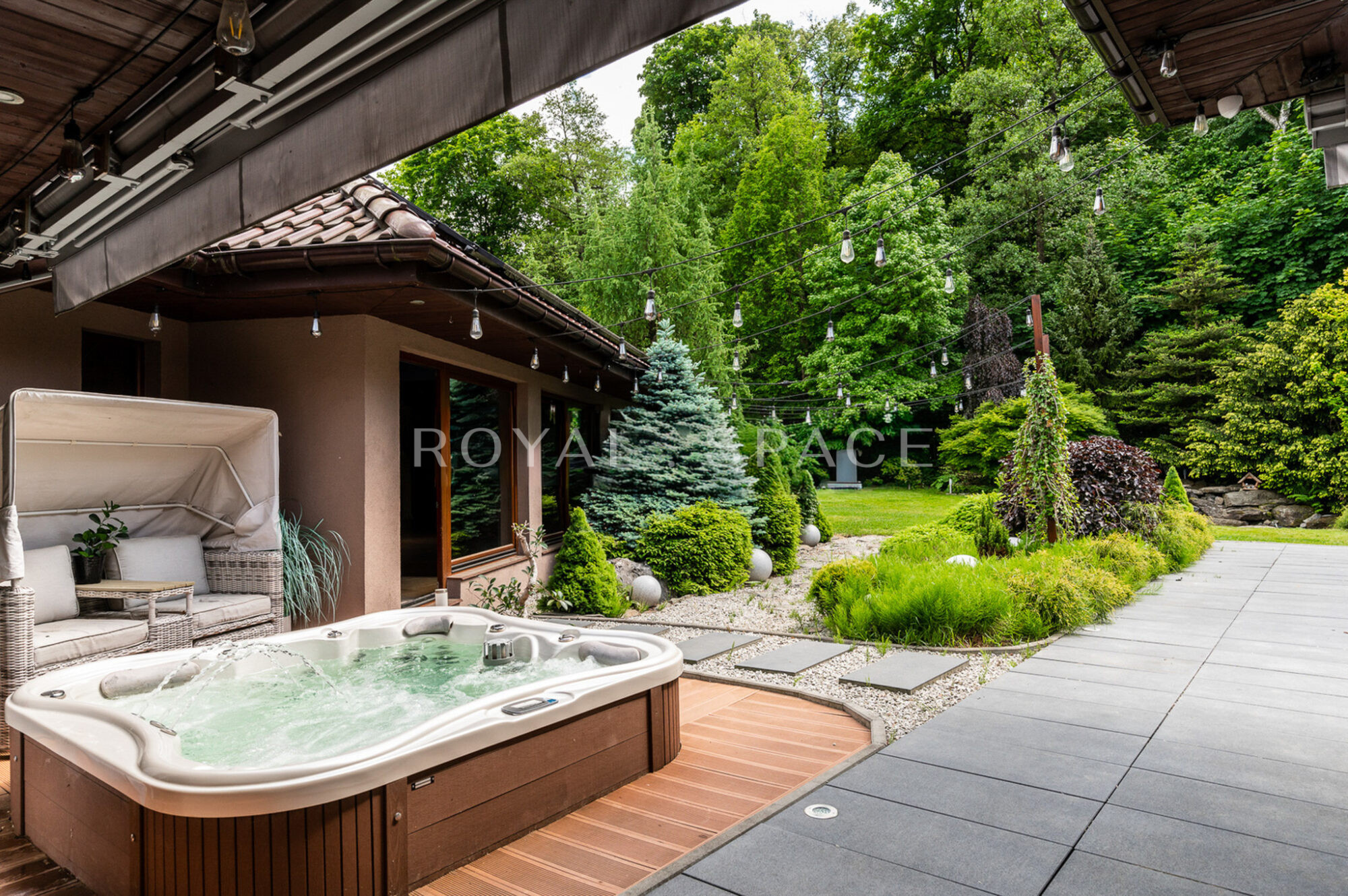 Luxury villa with jacuzzi, sauna and large garden
