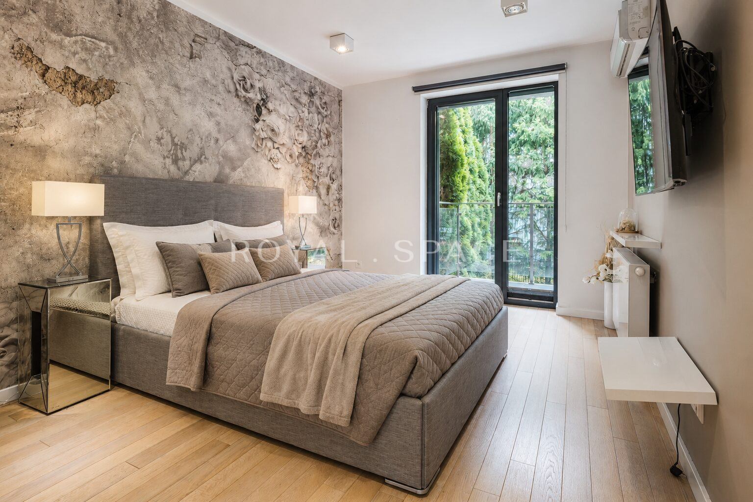 Apartment with Private Garden near Błonia