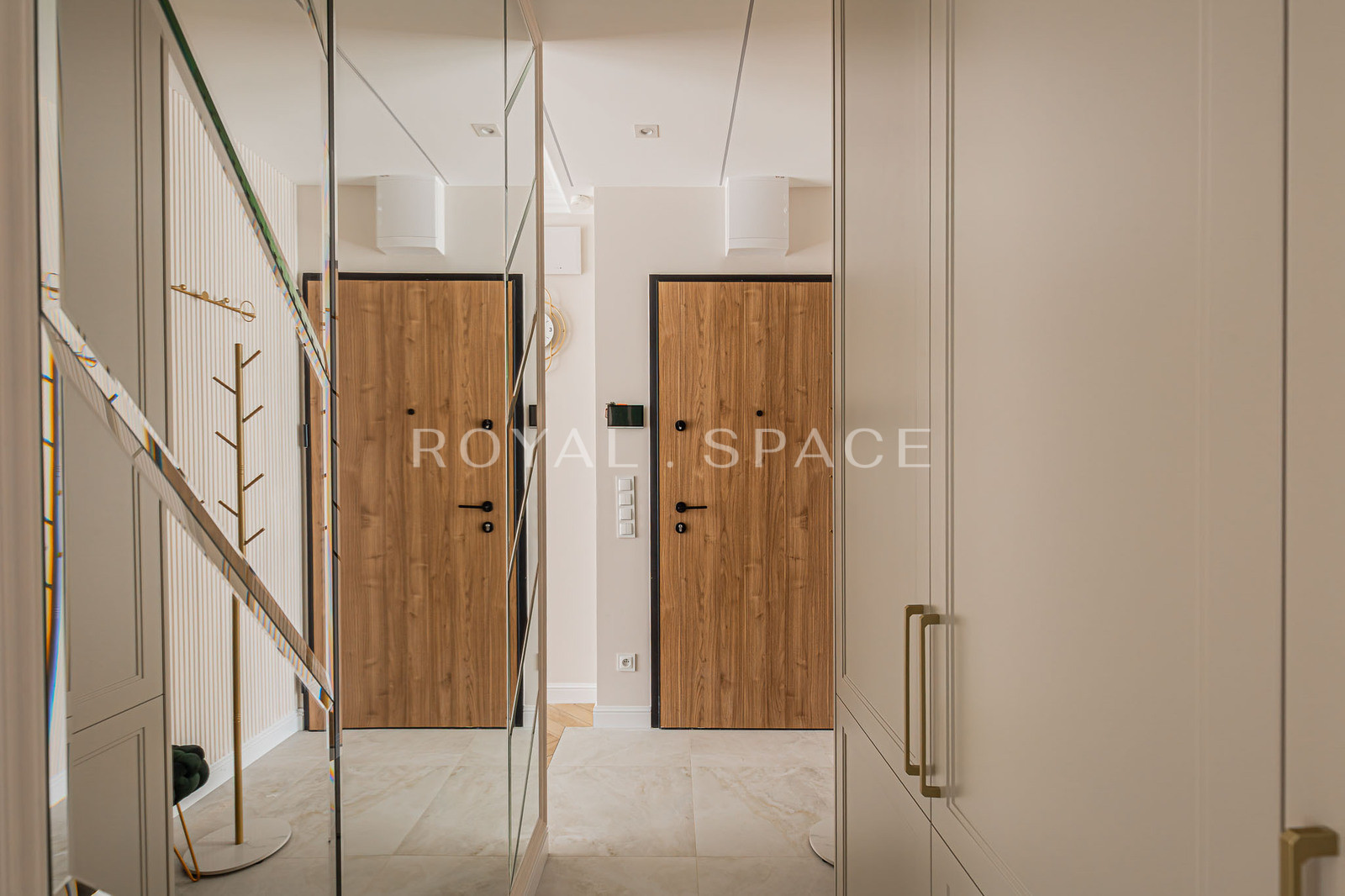 Modern Apartment in the Heart of Warsaw | Chmielna