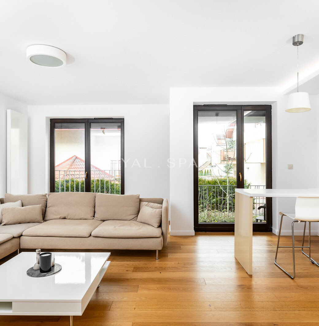 Comfortable 2-room apartment with walk-in closet!