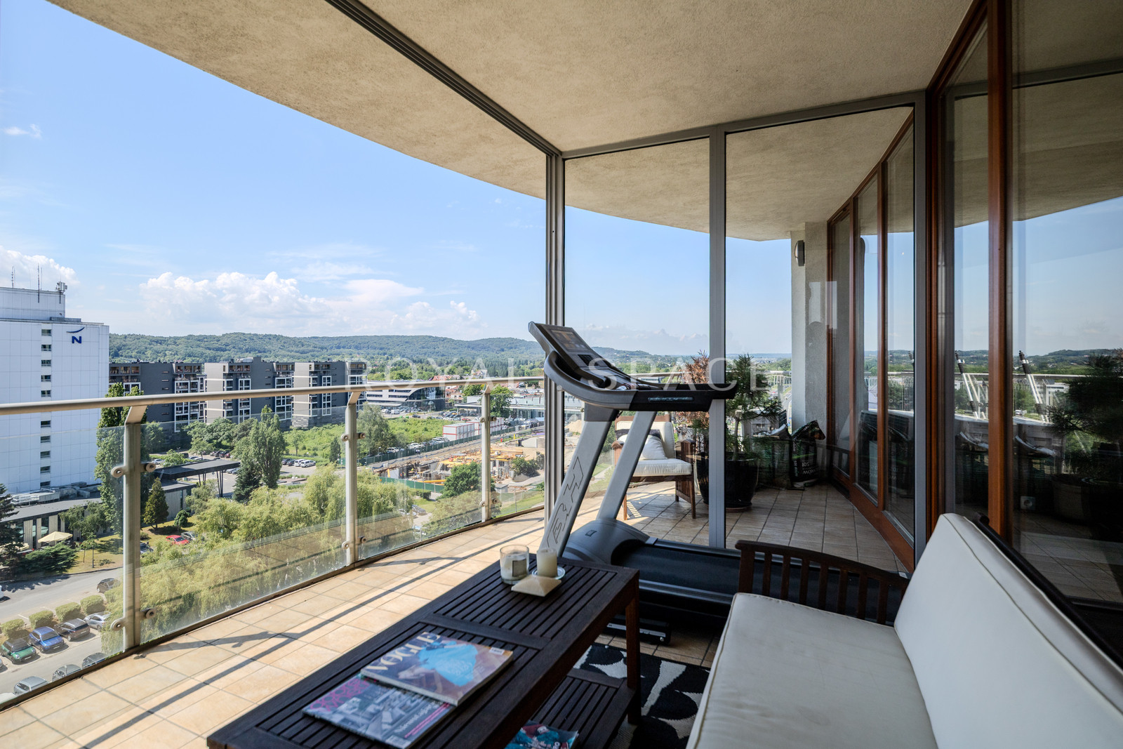 Apartament z przeszkleniami w Tarasy Verona