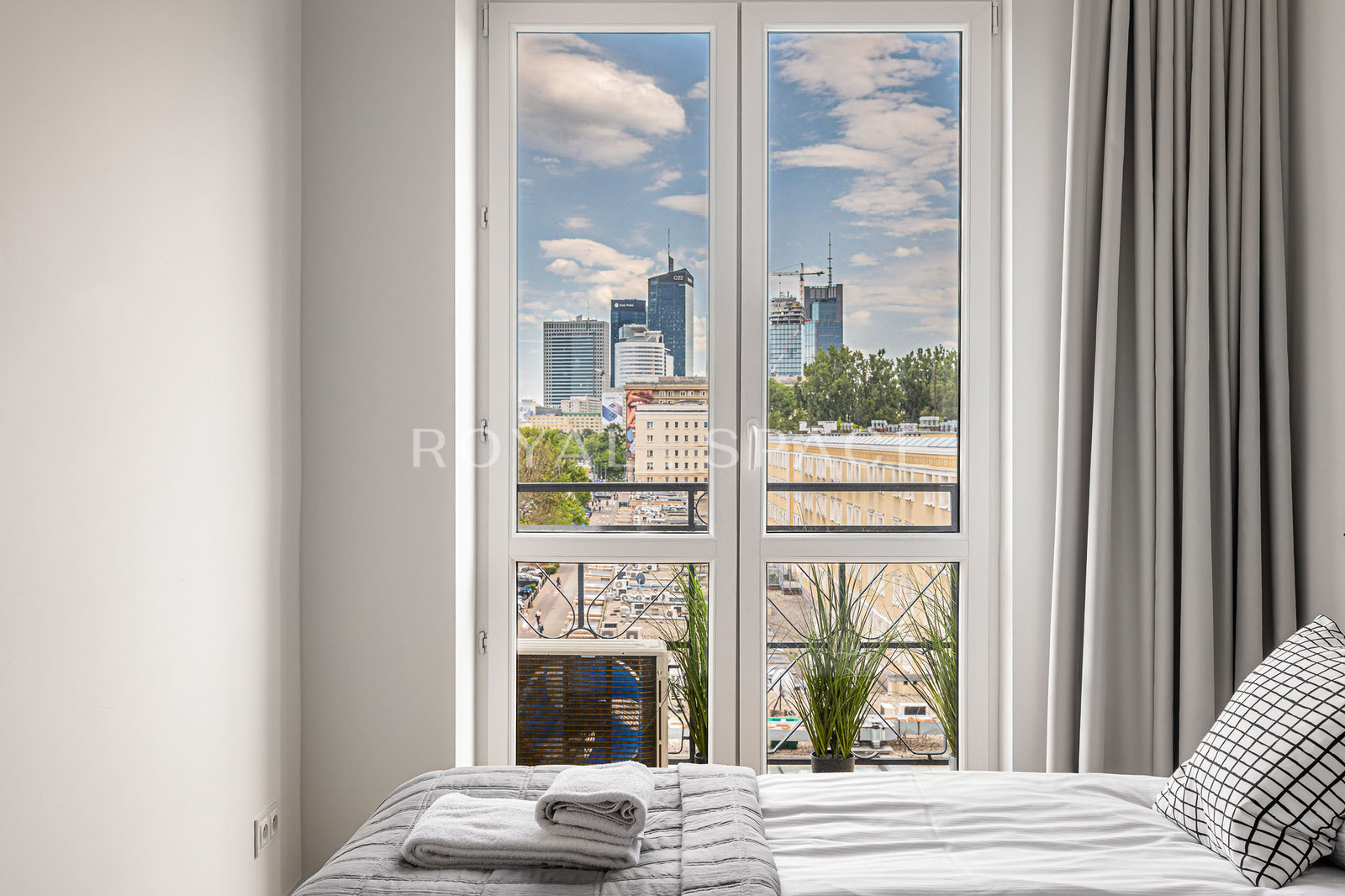 Elegant Apartment in Warsaw’s Muranów District