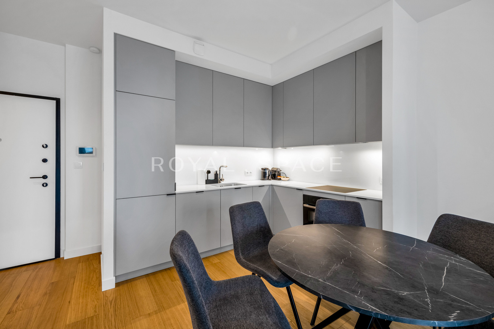 Jasny apartament z szeroką loggią | Grzybowska