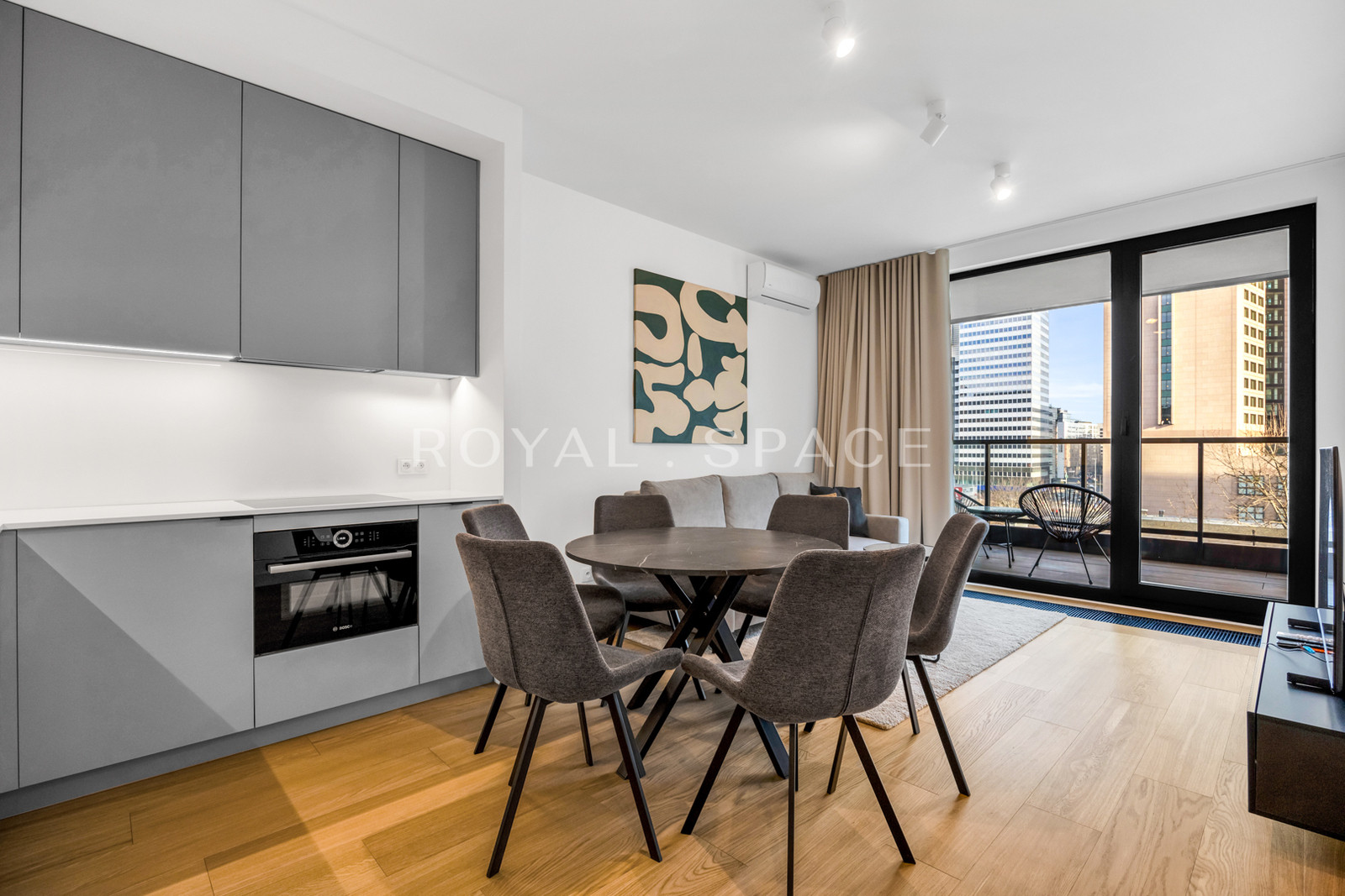Jasny apartament z szeroką loggią | Grzybowska