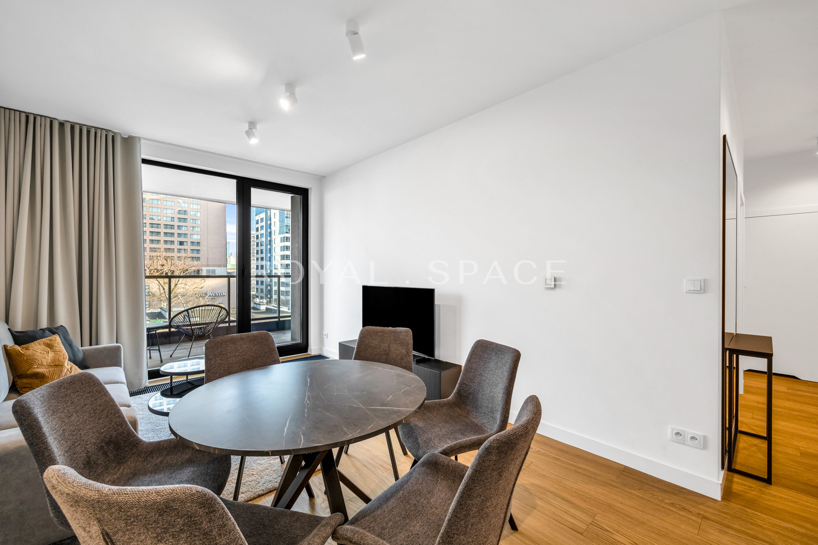 Jasny apartament z szeroką loggią | Grzybowska