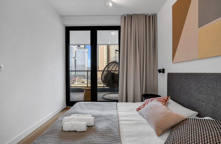 Jasny apartament z szeroką loggią | Grzybowska