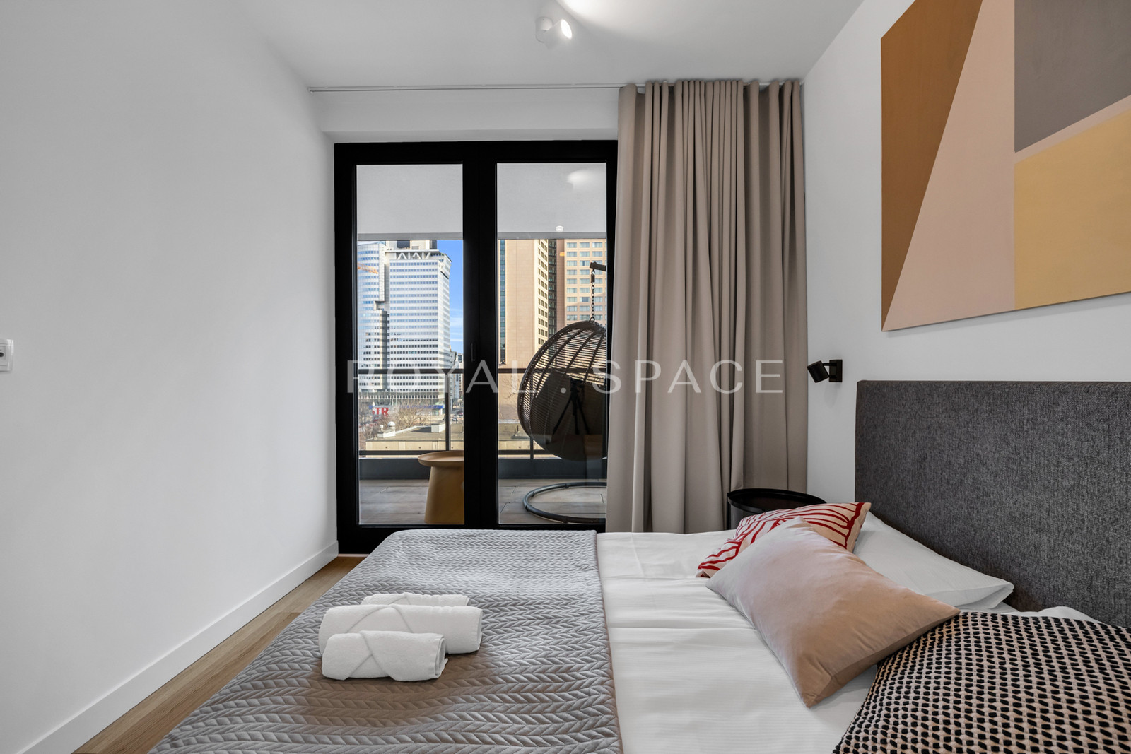 Jasny apartament z szeroką loggią | Grzybowska